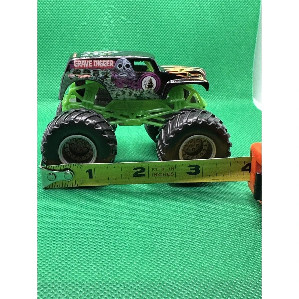 Hot Wheels Grave Digger 1:64 Monster Jam Monster Trucks Die cast Unknown Series